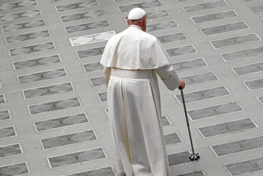 El papa Francisco es hospitalizado antes de la Semana Santa que comienza el domingo.
