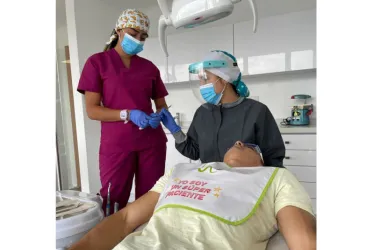Los pacientes con ortodoncia y prótesis dentales deben ser aún más cuidadosos con la limpieza diaria de su boca.