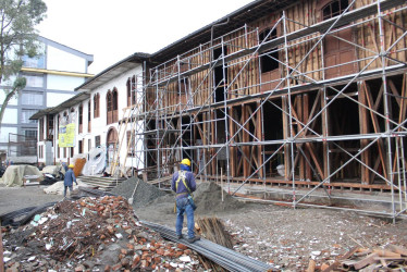 Con la técnica de bahareque restauran la fachada de la Escuela Juan XXIII, patrimonio arquitectónico de Manizales. 