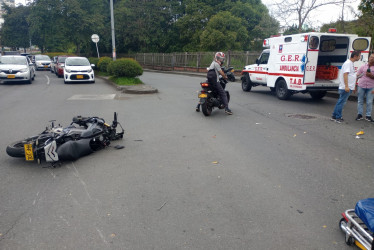 Al parecer, el choque se dio en el cruce entre la avenida Paralela (por donde transitaba el taxi) y la calle 55 (de donde bajaba la motocicleta).