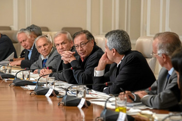 Ministros cierran filas en torno a Petro en medio del escándalo político de Armando Benedetti.