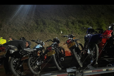 Grúas llenas de motos se observaron durante los operativos.