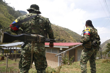 Miembros de las disidencias de las Farc el martes en Tacueyó (Cauca) durante la liberación de un soldado.