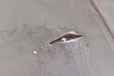 Medios locales indicaron que al menos un disparo alcanzó el tanque de gasolina de la aeronave.