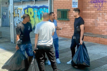 Luis Miranda, Marlon Piedrahíta, Gerardo Ortiz y Andrés Felipe Correa, cuatro de los seis jugadores despedidos, afuera del Palogrande.