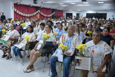 Un grupo de familiares de víctimas participó este jueves en un acto de perdón público por "falsos positivos" que realizó el Gobierno en Villavicencio.