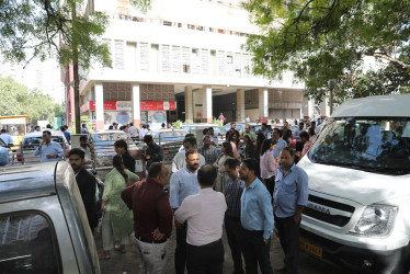 La gente evacuó sus oficinas después de que se sintieron los temblores en Nueva Delhi (India).