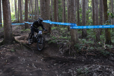 Rafael Gutiérrez en acción, cuesta abajo este jueves en la pista La Densa, en La Florida (Villamaría). Ganó el oro del down hill de los Juegos Nacionales.