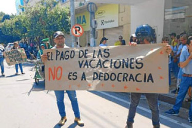 Según afectados, a algunos el Banco les amenaza con iniciar procesos de embargo, hay afectados económica y emocionalmente y por ello le exigen al alcalde César Alzate cancelar los salarios y que cumpla con las obligaciones vencidas, además de pedir a los jueces de ese Municipio que fallen a favor las acciones de tutela por afectación al mínimo vital y otros derechos fundamentales vulnerados por el mandatario.