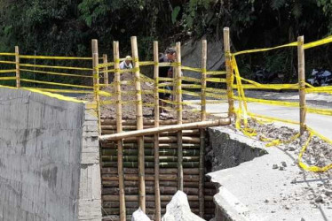 En la vereda El Cricerio hubo pérdida total de la banca, por lo cual la Secretaría de Infraestructura de Caldas ordenó la restricción del paso de vehículos pesados.