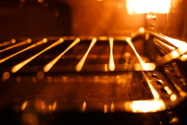 Interior de un horno eléctrico prendido