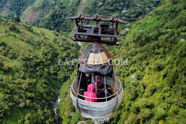 atrapados en una góndola en Villamaría hacía el Glamping El Nido del Condor.