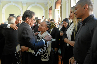 Foto | Presidencia de la República | LA PATRIA  Gustavo Petro abraza a Natalia Castro Córdoba, hija de la fallecida senadora Piedad Córdoba, durante su velación ayer en el Congreso de la República.