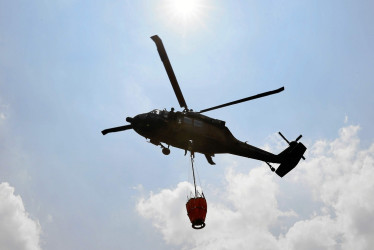 Con el sistema Bambi Bucket se reabastecen de agua los helicópteros de la Fuerza Aeroespacial Colombiana (FAC) para combatir los incendios.