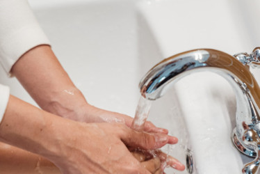 Lávese las manos con abundante agua y jabón (por al menos un minuto), antes y después de ingresar al baño y previa manipulación de alimentos. No hacerlo podría afectar su propia salud y la de otros.