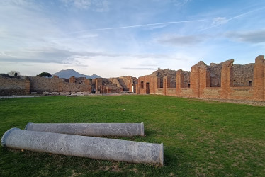 Baños termales: Ruinas de las termas, un lugar de esparcimiento para los pompeyanos. Al fondo, el Vesubio.