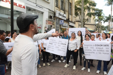 Plantón de empleados de Color Siete en la carrera 23 de Manizales, empresa ubicada en Villamaría liquidada. 