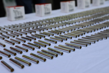 En 10 cajas de cartón, la Policía halló que los capturados llevaban 1.000 unidades de fulminante común #8 - 45 milímetros en aluminio.
