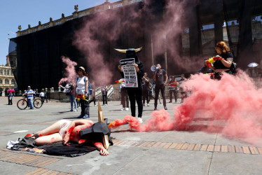 Personas realizan una presentación contra la tortura animal y las corridas de toros, este martes, en Bogotá