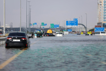 Una autopista de Dubai inundada por las fuertes lluvias. 