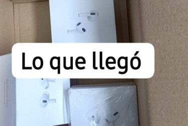Unos manizaleños dicen que fueron estafados. Estos audífonos les llegaron en vez de una consola de videojuegos.