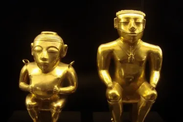 Dos piezas del Tesoro Quimbaya en el Museo de América.