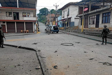 Foto | EFE | LA PATRIA  Militares mientras vigilan junto a un carro que explotó ayer en el corregimiento de Robles.