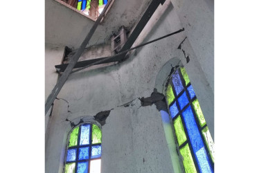 La torre de la parroquia tiene tarjaduras internas y externas.