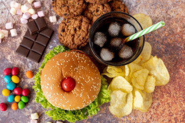 Ilustración de alimentos ultraprocesados y bebidas azucaradas.