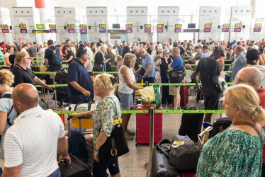 El fallo de Microsoft impactó en el registro de pasajeros de las aerolíneas y colapsa los aeropuertos alrededor del mundo.