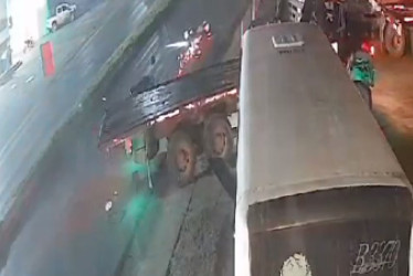 El choque de la moto contra la parte trasera de la tractomula.