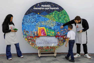 Un niño pone una pieza de Lego en una silleta este miércoles, en el Museo Casa de la Memoria en Medellín (Colombia).
