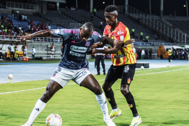 Eberton Moreno disputando un balón.