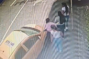 Este es el momento en el que el taxista arrolla a la mujer y esta queda atrapada por unos segundos en la llanta delantera.