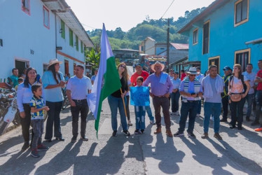 Políticos con campesinos