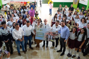 Foto/ Julián García/ LA PATRIA El gobernador Henry Gutiérrez y el alcalde Jonier Alejando Ramírez firmaron los convenios ante la comunidad, que espera celeridad en la ejecución.