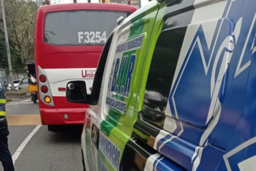 El adulto mayor resultó lesionado, luego de que lo atropelló un vehículo de servicio público.