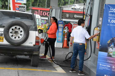 Desde el miércoles en la noche se han presentado largas filas en las estaciones de servicio de Manizales. 