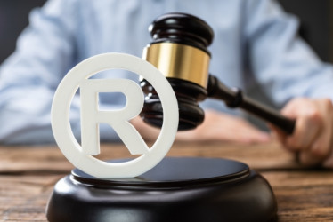 Juez y un logo de marca registrada