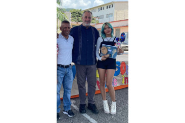 Kristal Celemín logró que el premio en la categoría juvenil se quedara en Chinchiná, recibió el trofeo del profesor Jorge Londoño (izq,) y del patrocinador Glenn Galindo.