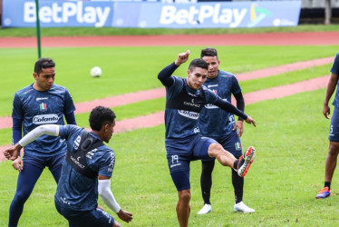 Mateo García, James Aguirre, Esteban Beltrán y Roger Torres, en el recreativo del pasado jueves, antes de la sesión de fútbol en el Palogrande. Hoy reciben al Deportivo Pasto.
