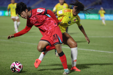 Noh Sieun (i) de Corea del Sur disputa el balón con Maithe Lopez de Colombia este miércoles, en un partido del Mundial femenino sub-17 en el estadio Olímpico Félix Sánchez de Santo Domingo (República Dominicana). 