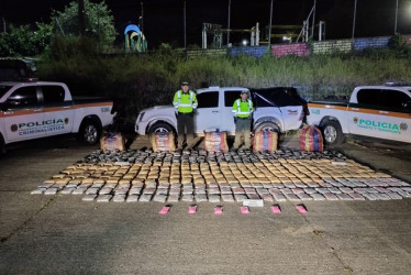 El conductor huyó, sin embargo, abandonó el carro en el que hallaron la marihuana y las pastillas de éxtasis.