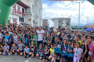 Los niños participaron en el arranque de las Fiestas del Corcho de Neira este domingo.