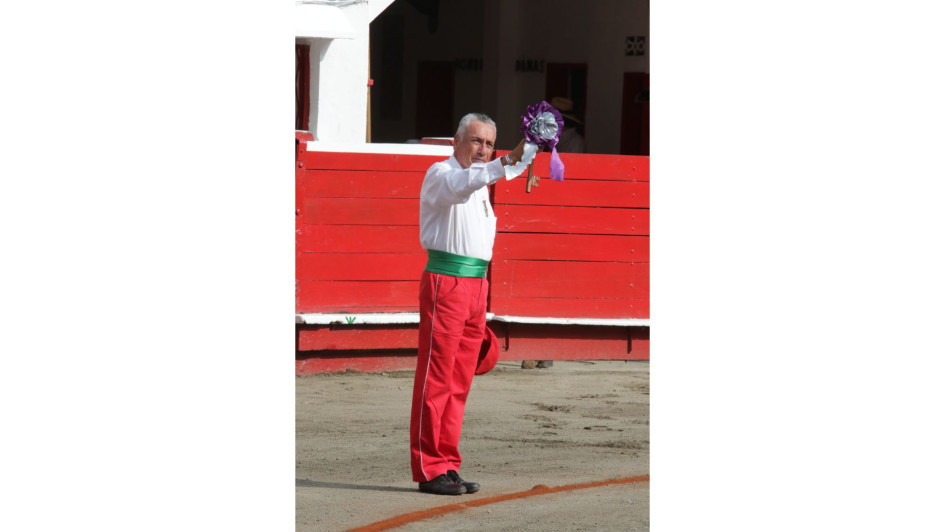 Una de las funciones de Orlando Galvis durante la corrida es mostrar la divisa de la ganadería de la tarde a la presidencia de la plaza y al público en los tendidos.