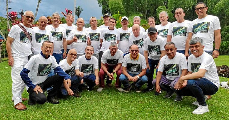 En la finca Portal de la Colina se reunieron bachilleres del Instituto Universitario, de la promoción de 1972, para celebrar los 50 años de egresados. De pie: Alonso Rodríguez, Carlos Bedoya, Absalón Otálvaro, Hernando García, Rubén Muñoz, Alberto Muñoz, Julio Silva, Jairo Gallego, Alberto Hernández, Luis Cárdenas, Ignacio Correa, Julio Noreña, Jairo Salazar y Jairo Osorio. Abajo: Tiberio Sepúlveda, Héctor Cuesta, Jorge Londoño, Raúl Hernández, Jorge Echeverry, César Rico y el profesor Henry Valencia.