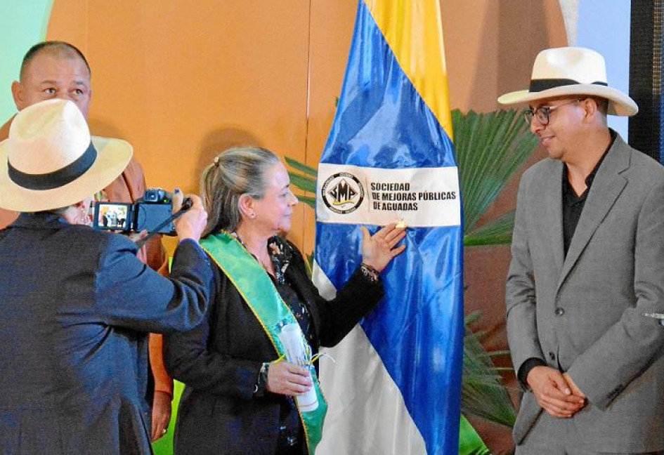 Fotos | Cortesía María Doralba Arias Orozco | LA PATRIA Juan Carlos Ramírez Aguirre, alcalde de Aguadas, le confirió la Orden del Sombrero Aguadeño, en el marco del Festival Nacional del Pasillo Colombiano, a la Sociedad de Mejoras Públicas de Aguadas. Recibió su presidenta Luz Dary Medina de Osorio. Fotos | Cortesía María Doralba Arias Orozco | LA PATRIA Juan Carlos Ramírez Aguirre, alcalde de Aguadas, le confirió la Orden del Sombrero Aguadeño, en el marco del Festival Nacional del Pasillo Colombiano, a la Sociedad de Mejoras Públicas de Aguadas. Recibió su presidenta Luz Dary Medina de Osorio.