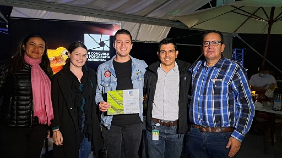 Fotos | Cortesía Corpocaldas | LA PATRIA Paula Andrea Loaiza Cruz, secretaria de Medio Ambiente de Caldas; Jessica Nieto Casallas; Esteban Gallego Ocampo, segundo lugar categoría Flora y Fungi; Luis Miguel Alzate, líder del Área de Gestión Ambiental de Chec; y Juan David Arango Gartner, director de Corpocaldas. Fotos | Cortesía Corpocaldas | LA PATRIA Paula Andrea Loaiza Cruz, secretaria de Medio Ambiente de Caldas; Jessica Nieto Casallas; Esteban Gallego Ocampo, segundo lugar categoría Flora y Fungi; Luis Miguel Alzate, líder del Área de Gestión Ambiental de Chec; y Juan David Arango Gartner, director de Corpocaldas.