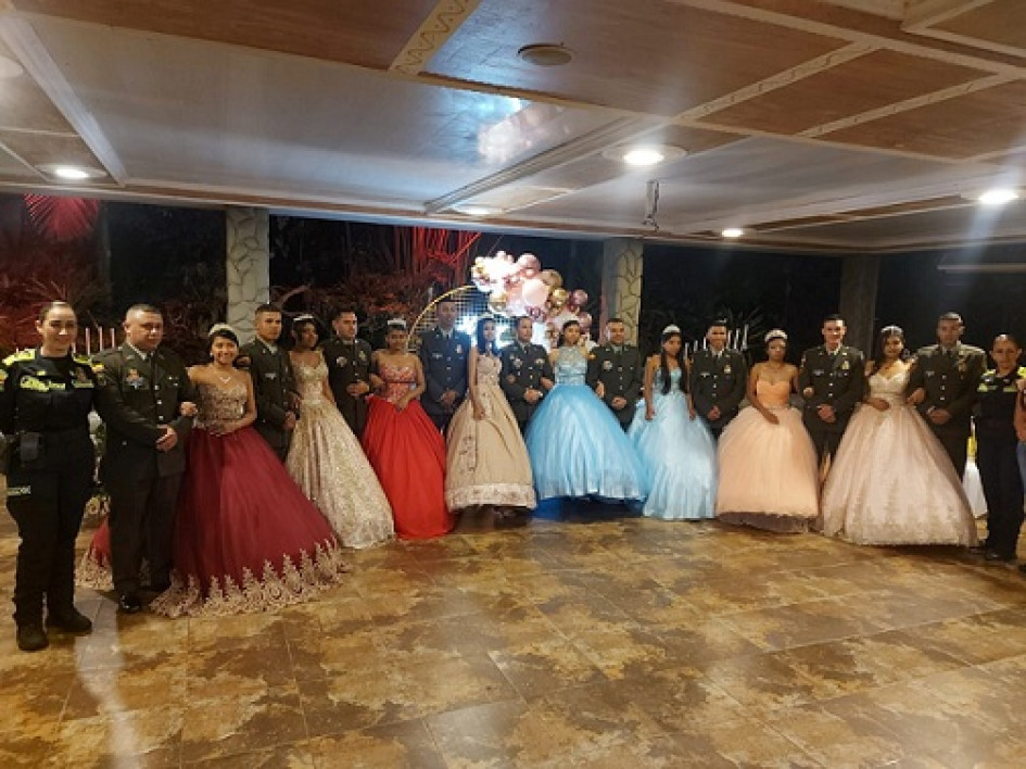 Foto | Cortesía | LA PATRIA Ocho quinceañeras de escasos recursos provenientes de Riosucio y Supía hicieron realidad su deseo de festejar sus 15 primaveras a través de la actividad Cumpliendo sueños que lideró la Policía. Los jóvenes contaron con vestido, peinado, maquillaje, eucaristía, cena, regalos y edecanes con quienes bailaron el tradicional vals. La actividad estuvo a cargo del mayor Wilson Fernando Medina, comandante del Distrito Tres de Riosucio; de la intendente Luz Estella Restrepo, gestora de prevención de Supía; de la subintendente Deicy Tatiana Aguirre, gestora de Riosucio, y de Mariana Mendoza, gestora policial. Foto | Cortesía | LA PATRIA Ocho quinceañeras de escasos recursos provenientes de Riosucio y Supía hicieron realidad su deseo de festejar sus 15 primaveras a través de la actividad Cumpliendo sueños que lideró la Policía. Los jóvenes contaron con vestido, peinado, maquillaje, eucaristía, cena, regalos y edecanes con quienes bailaron el tradicional vals. La actividad estuvo a cargo del mayor Wilson Fernando Medina, comandante del Distrito Tres de Riosucio; de la intendente Luz Estella Restrepo, gestora de pr