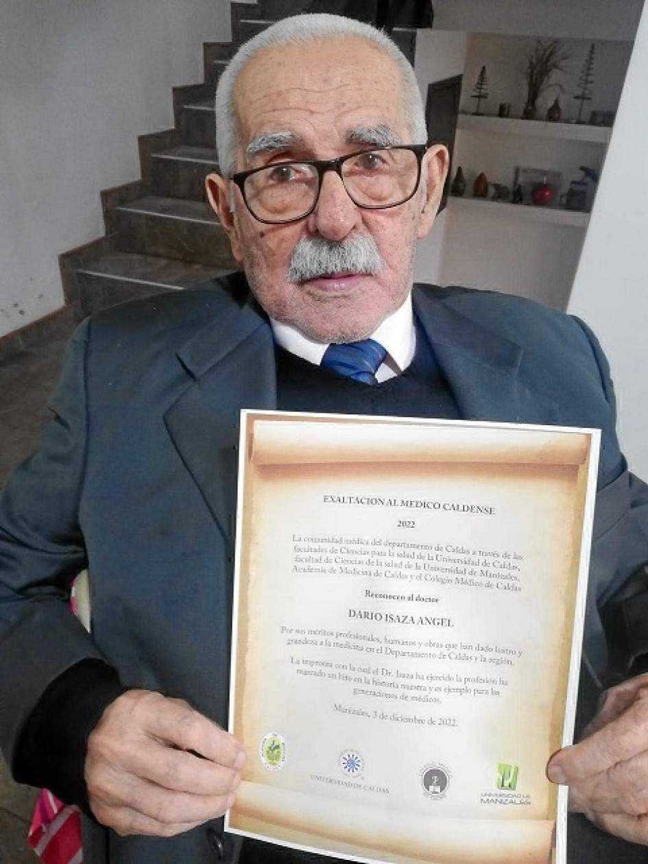 Foto | Óscar Yhony Restrepo | LA PATRIA Darío Isaza Angel, pacoreño dedicado hace 66 años a la medicina fue exaltado por la facultad de Ciencias de la Salud de la Universidad de Caldas, la Universidad de Manizales y el Colegio de Medicos de Caldas. Quienes lo pone como ejemplo de su profesionalismo y ser un icono en la historia de la medicina en el departamento de Caldas y Colombia. Esta exaltacion se hace en el marco del dia del medico a nivel Nacional 3 de diciembre. Foto | Óscar Yhony Restrepo | LA PATRIA Darío Isaza Angel, pacoreño dedicado hace 66 años a la medicina fue exaltado por la facultad de Ciencias de la Salud de la Universidad de Caldas, la Universidad de Manizales y el Colegio de Medicos de Caldas. Quienes lo pone como ejemplo de su profesionalismo y ser un icono en la historia de la medicina en el departamento de Caldas y Colombia. Esta exaltacion se hace en el marco del dia del medico a nivel Nacional 3 de diciembre.